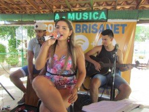 Música ao vivo com Flaviane Menezes