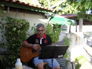 Padre Jay e Henriquue, se divertindo tocando violao no sabado a tarde