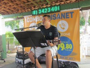 Música ao vivo com Anube Medeiros